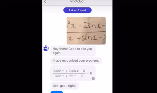 Hình chụp video Robot giảng toán.