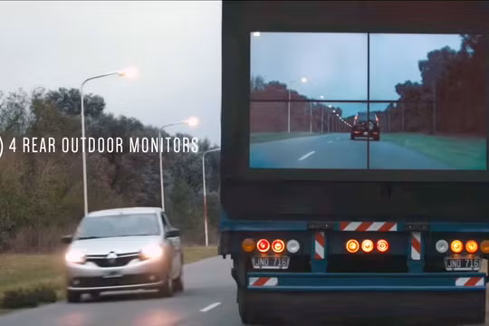 Sử dụng một máy ghi hình và các màn hình phát, những chiếc xe tải trở nên trong suốt giúp giảm thiểu tai nạn giao thông. Ảnh: Samsung.