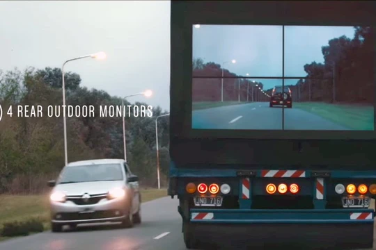 Sử dụng một máy ghi hình và các màn hình phát, những chiếc xe tải trở nên trong suốt giúp giảm thiểu tai nạn giao thông. Ảnh: Samsung.