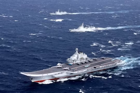 Tàu sân bay Liêu Ninh huấn luyện trên Biển Đông. Ảnh Reuters
