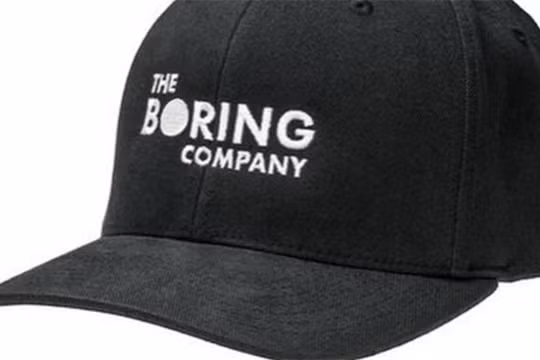 Chiếc mũ với dòng chữ "The Boring Company" (Công ty Chán ốm) - tên gọi của công ty đào hầm của ông.