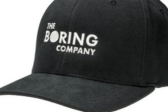 Chiếc mũ với dòng chữ "The Boring Company" (Công ty Chán ốm) - tên gọi của công ty đào hầm của ông.