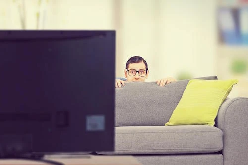 Người dùng đang xem TV và chính TV cũng có thể theo dõi người dùng