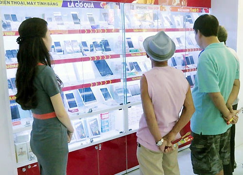 Tương tự mọi năm, sau Tết Đinh Dậu sức mua điện thoại thấp. Ảnh: P.M.