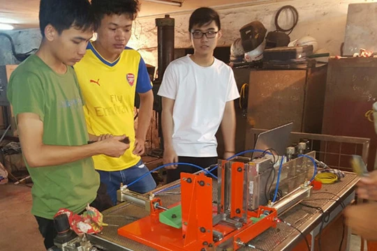 Nhóm tác giả với 1 thiết bị trong hệ thống cấp phôi tự động cho xây chuyền sản xuất đồ dùng inox trong nhà bếp. ẢNH: NHÂN VẬT CUNG CẤP