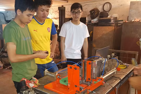 Nhóm tác giả với 1 thiết bị trong hệ thống cấp phôi tự động cho xây chuyền sản xuất đồ dùng inox trong nhà bếp. ẢNH: NHÂN VẬT CUNG CẤP