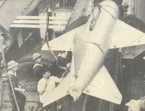 Các chiến sĩ kỹ thuật của Hải quân nhân dân Việt Nam đang tiến hành nạp đạn P-15 Termit cho tàu tên lửa project 183R lớp Komar để chuẩn bị cho nhiệm vụ tuần tra bảo vệ lãnh hải Việt Nam