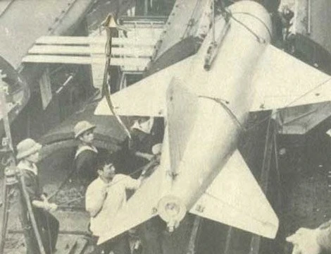 Các chiến sĩ kỹ thuật của Hải quân nhân dân Việt Nam đang tiến hành nạp đạn P-15 Termit cho tàu tên lửa project 183R lớp Komar để chuẩn bị cho nhiệm vụ tuần tra bảo vệ lãnh hải Việt Nam