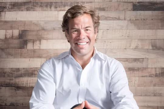 Ông Brooks Entwistle