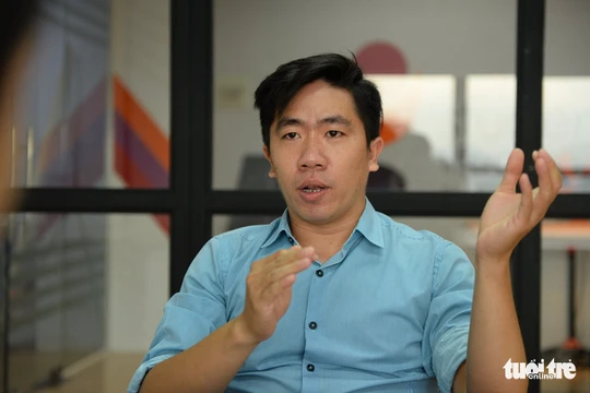 TS Lê Mai Tùng chia sẻ kinh nghiệm của bản thân khi khởi nghiệp - Ảnh: HỮU KHOA 