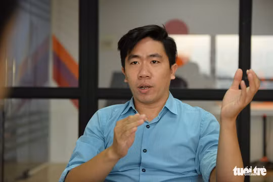 TS Lê Mai Tùng chia sẻ kinh nghiệm của bản thân khi khởi nghiệp - Ảnh: HỮU KHOA 