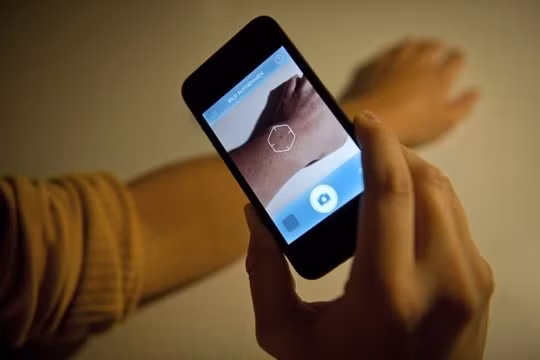 Để biết ứng dụng chăm sóc sức khỏe mà bạn vừa tải xuống có đáng tin cậy hay không, cần các chuyên gia xác định nội dung. Ảnh: dpa