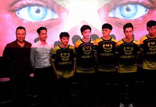 Ông Cristopher (ngoài cùng bên trái) và các thành viên Gigabyte Marines.