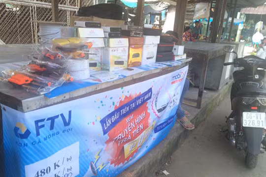 Đầu thu truyền hình được bày bán ở chợ Hòa Lạc, xã Định An, huyện Lấp Vò, Đồng Tháp. Ảnh: Thành Thắng 