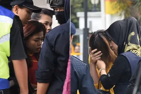 Đoàn Thị Hương (phải, che mặt) và Siti Aisyah được dẫn tới Tòa