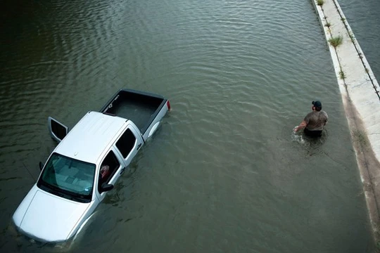 Một hình ảnh trong siêu bão Harvey vừa quét qua nước Mỹ