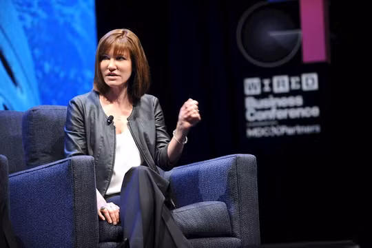 Bà Julie Larson-Green