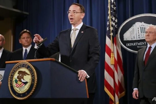 Thứ trưởng Bộ Tư pháp Mỹ Rod Rosenstein (giữa), Bộ trưởng Tư pháp Mỹ Jeff Session (phải) công bố việc gỡ bỏ 2 trang chợ đen lớn AlphaBay và Hansa Market - Ảnh: AFP