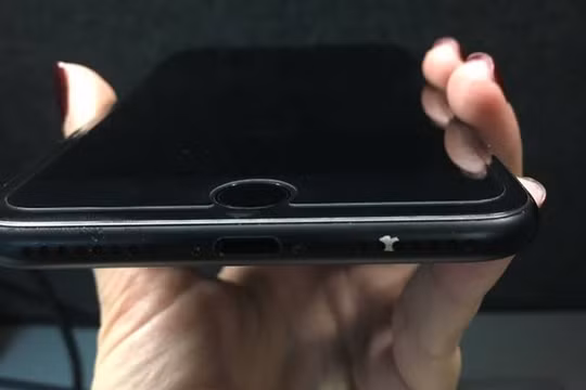 Vị trí tróc sơn nhiều nhất là ở phần loa