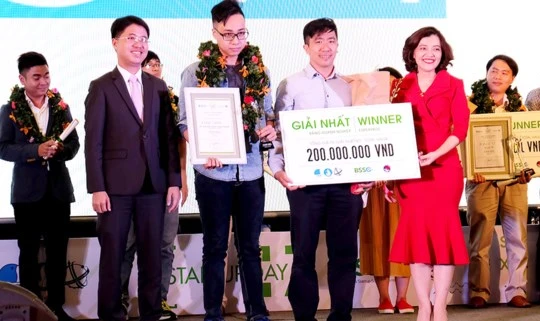 Anh Lê Mai Tùng nhận giải nhất Startup Wheel 2017