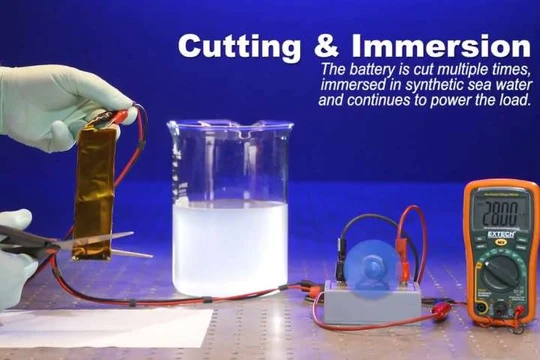 Thử nghiệm cắt rời một phần pin Li-ion khi đang hoạt động.