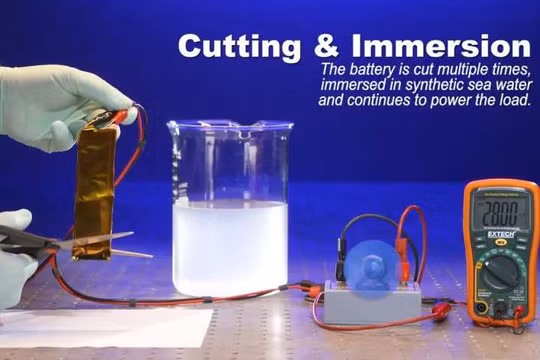 Thử nghiệm cắt rời một phần pin Li-ion khi đang hoạt động.