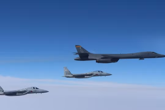 Máy bay ném bom B-1B Lancer bay trong đội hình với 2 máy bay F-15 của Không quân Phòng vệ Nhật Bản ngày 21/3