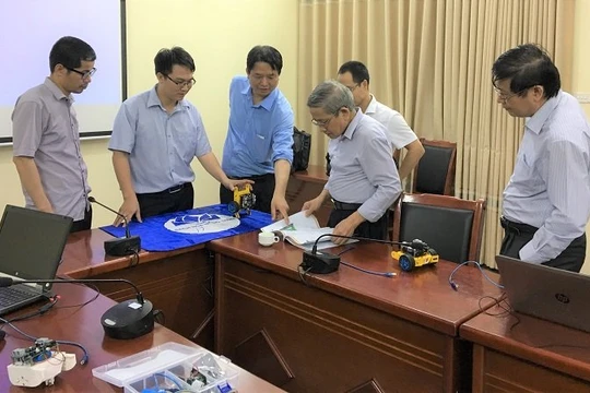 GS Nguyễn Minh Thuyết trải nghiệm lập trình và vận hành robot