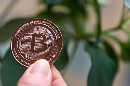 Cày bitcoin đã gây tác động tiêu cực đến nguồn tài nguyên điện trên toàn thế giới Ảnh: AFP