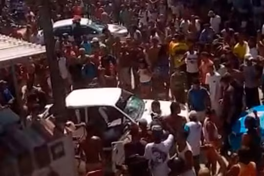 Đám đông vây quanh xe của Luiz Aurelio de Paula