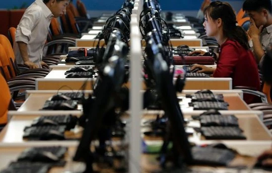 Người dân Triều Tiên đang sử dụng các máy tính đầu cuối tra cứu thông tin tại Tổ hợp Khoa học - Công nghệ tại thủ đô Bình Nhưỡng - Ảnh: AP