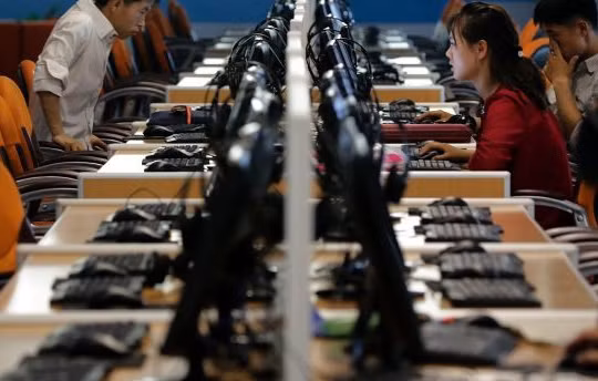 Người dân Triều Tiên đang sử dụng các máy tính đầu cuối tra cứu thông tin tại Tổ hợp Khoa học - Công nghệ tại thủ đô Bình Nhưỡng - Ảnh: AP