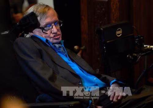 Nhà khoa học Stephen Hawking trong một cuộc họp báo ở thủ đô London, Anh. Ảnh: AFP/TTXVN