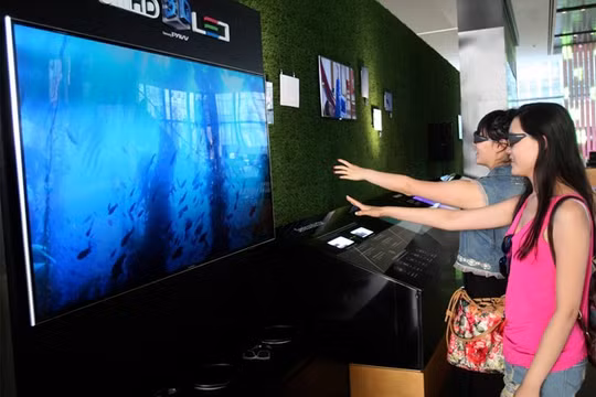 TV 3D dần lạ lẫm với người dùng phổ thông những năm gần đây. Ảnh: AP.