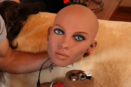 Sergi Santos - một kỹ sư công nghệ nano xứ Catalan đang giữ đầu Samantha, một búp bê tình dục có trí thông minh nhân tạo, làm cho “cô” có khả năng đáp ứng các kịch bản khác nhau và kích thích bằng lời nói. Ảnh REUTERS / Albert Gea