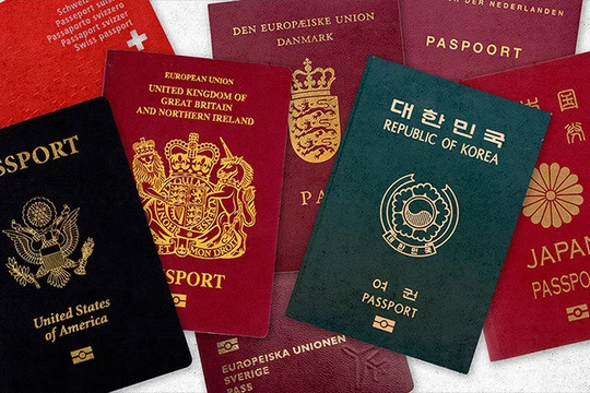 Hộ chiếu điện tử với biểu tượng con chip in trên bìa - Ảnh: Internet