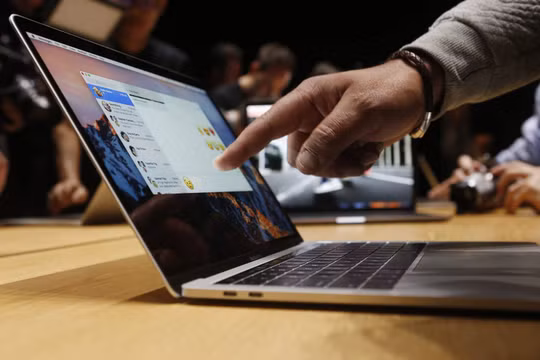 Một vị khách đang chỉ tay vào chiếc MacBook Pro tại sự kiện của Appleở Cupertino. Ảnh Reuters/Beck Diefenbach