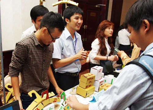 Anh Đỗ Hữu Tân (giữa) đang giới thiệu sản phẩm của mình với khách hàng. (Ảnh: Magix)