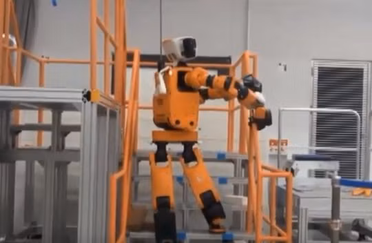 Mẫu robot cứu hộ phản ứng khẩn cấp E2-DR với lớp áo màu cam đặc trưng