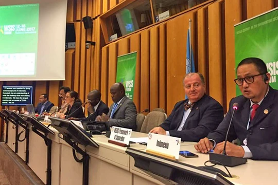 Quan chức Bộ Thông tin và truyền thông Indonesia (bìa phải) giới thiệu chương trình Tầm nhìn số tại Thượng đỉnh thế giới về xã hội thông tin diễn ra ở Geneva tháng 6-2017 - Ảnh: Bộ Ngoại giao Indonesia