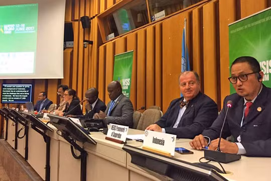 Quan chức Bộ Thông tin và truyền thông Indonesia (bìa phải) giới thiệu chương trình Tầm nhìn số tại Thượng đỉnh thế giới về xã hội thông tin diễn ra ở Geneva tháng 6-2017 - Ảnh: Bộ Ngoại giao Indonesia