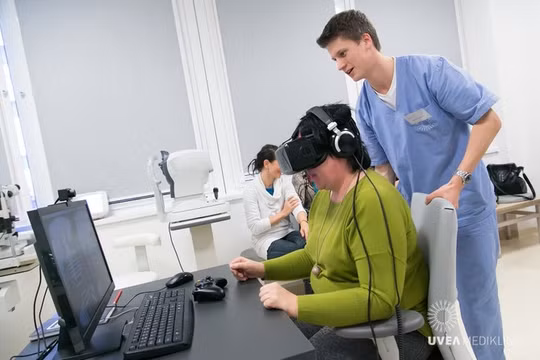 Bác sĩ đang điều trị bằng kính thực tế ảo