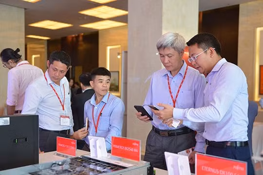 Đại diện Fujitsu cho rằng, những công nghệ như trí tuệ nhân tạo (AI) và Internet kết nối vạn vật (IoT) đang giúp hiện thực hóa công cuộc chuyển đổi số cho doanh nghiệp và xã hội.