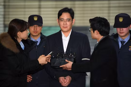 Ông Lee - người thừa kế tập đoàn Samsung bị bắt hồi tháng 2 vừa qua bởi những cáo buộc liên quan tới hối lộ