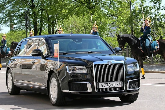 Chiếc limousine mới của Tổng thống Nga Vladimir Putin được sử dụng trong buổi lễ nhận chức của ông tại điện Kremlin ở Moscow. (Ảnh: Reuters)