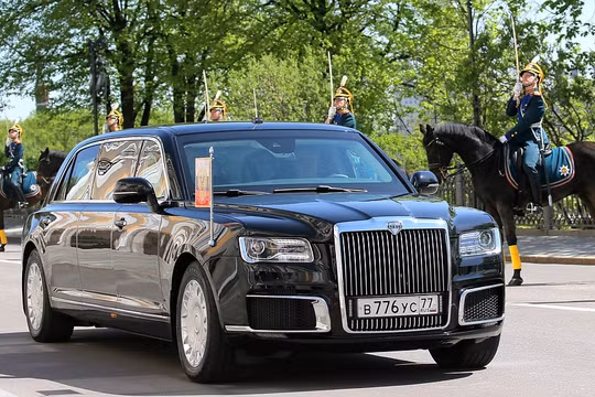 Chiếc limousine mới của Tổng thống Nga Vladimir Putin được sử dụng trong buổi lễ nhận chức của ông tại điện Kremlin ở Moscow. (Ảnh: Reuters)