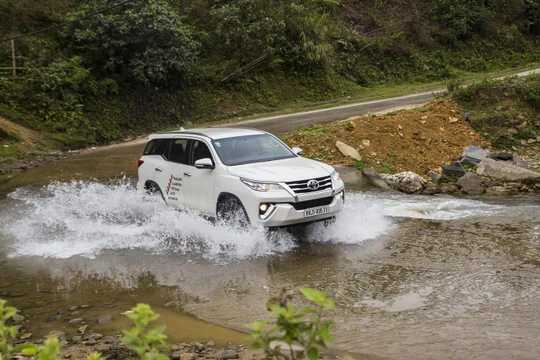 Sự đổ bộ ồ ạt của các dòng xe nhập khẩu được xem là lý do chính cho cuộc ganh đua về giá bán của thị trường xe Việt ở thời điểm này. 