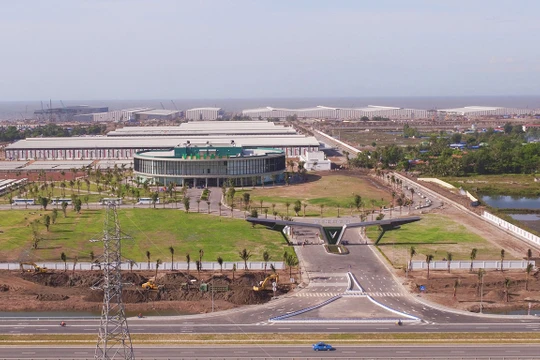 Tổ hợp nhà máy sản xuất ô tô, xe máy điện VinFast nhìn từ trên cao.