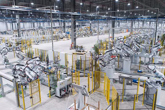 1.200 Robot ABB sẽ nhận các chi tiết dập từ xưởng dập để hàn ghép thành thân vỏ của 02 dòng xe Sedan Lux A2.0 và SUV SA2.0.