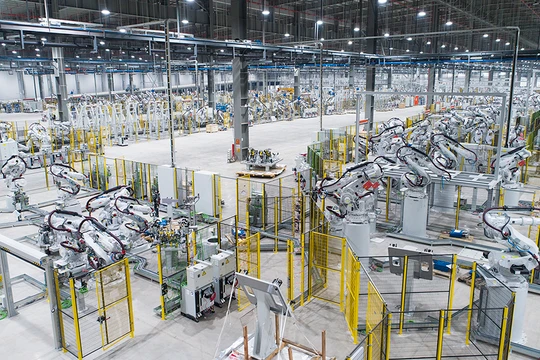 1.200 Robot ABB sẽ nhận các chi tiết dập từ xưởng dập để hàn ghép thành thân vỏ của 02 dòng xe Sedan Lux A2.0 và SUV SA2.0.